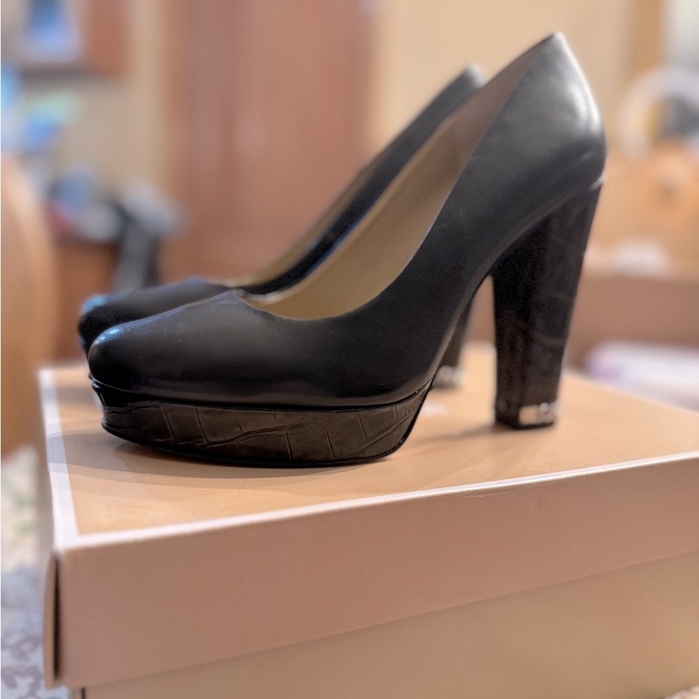 Like new! Michael Kors platform Heels